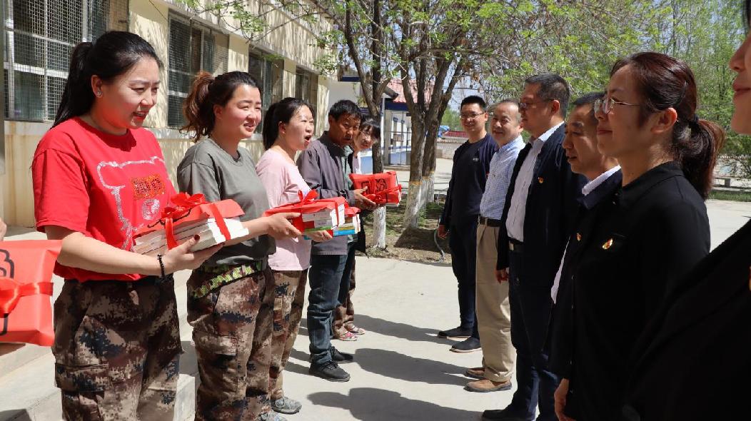 给连队职工送书