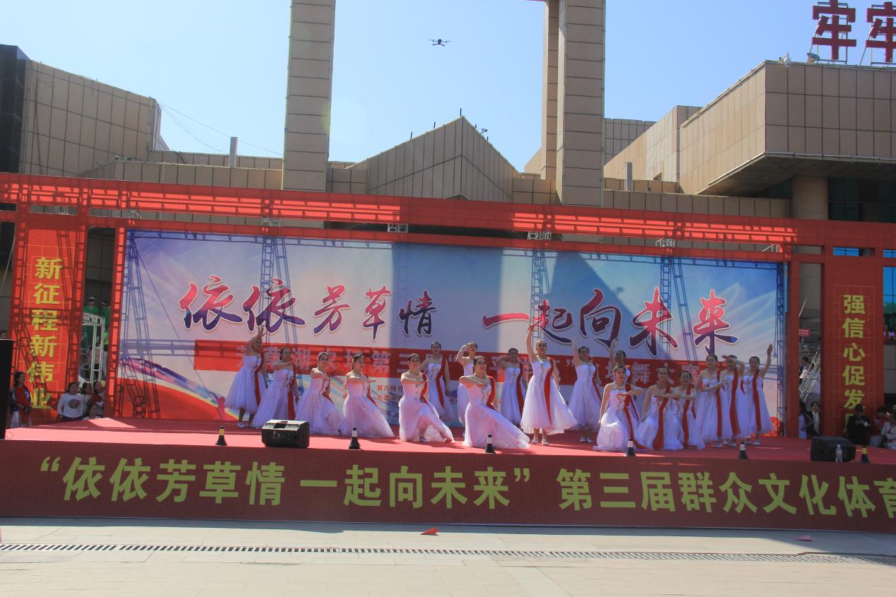 图为：呼图壁县广场舞代表队正在参赛表演。  于三  摄