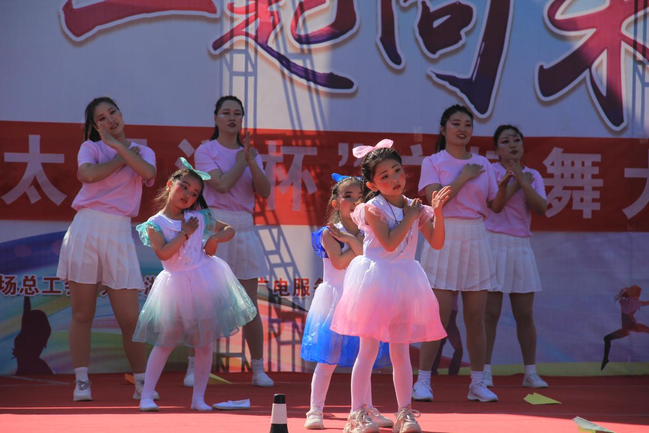 图为：芳草湖农场幼儿园广场舞代表队正在参赛表演。 于三  摄