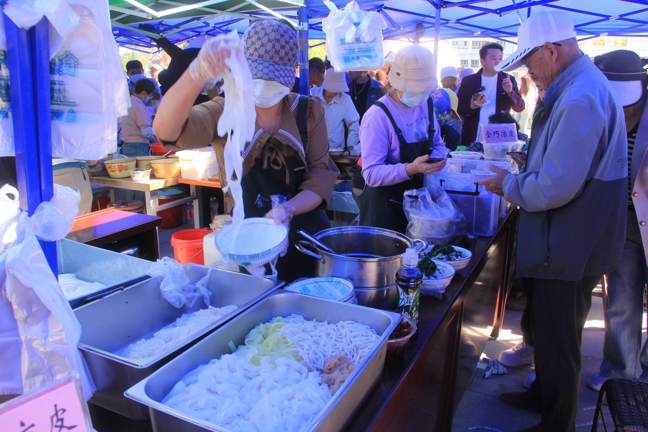 图为：&ldquo;芳草湖农场凉皮&rdquo;免费尝活动现场。 于三  摄