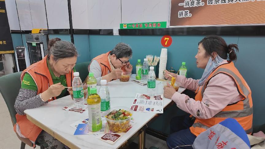 请环卫工人吃黄面