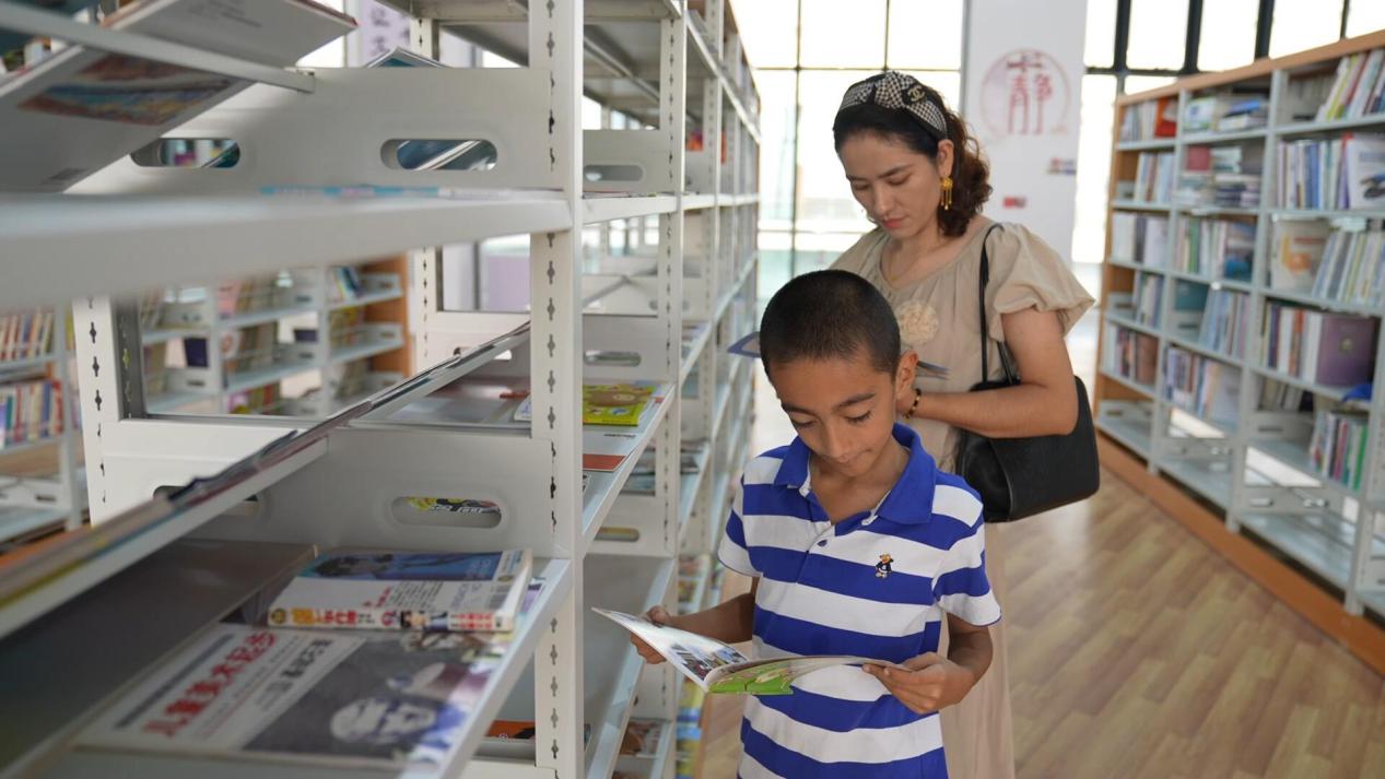 孩子和家长一起阅读书籍