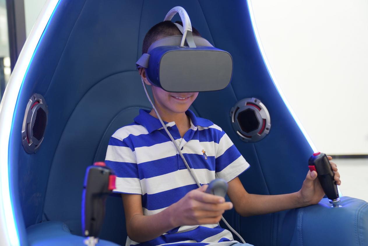 学生在体验VR虚拟现实