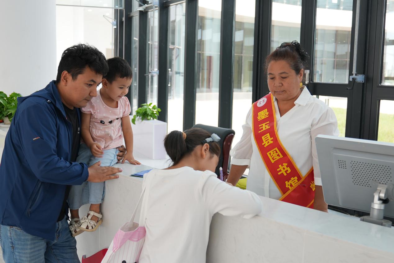 孩子和家长在入馆登记