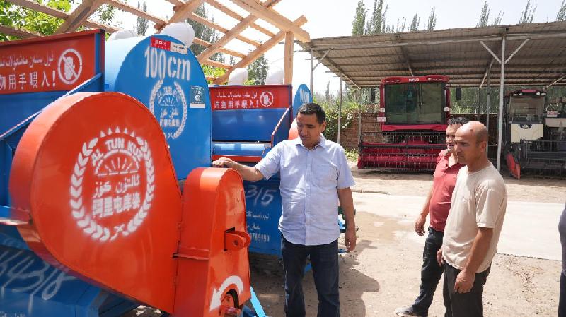 工作人员对于农业生产的机械设备进行全面检修和调试