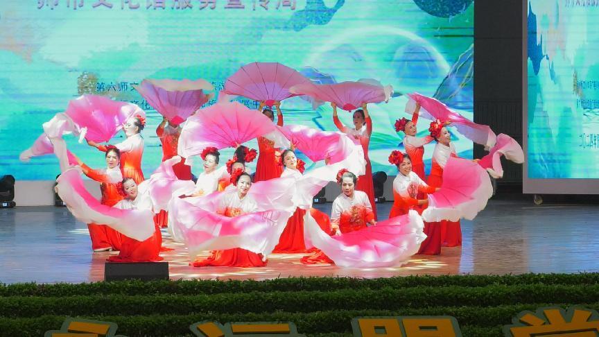 第六师送文化下基层慰问演出 (2)