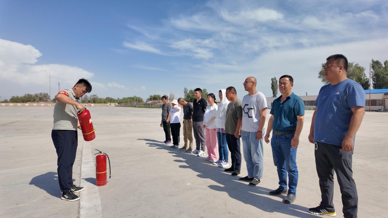6月11日,新疆准噶尔棉麻有限公司芳草湖六场分公司为全体干部员工讲解消防器材的正确使用方法。方俊杰 摄