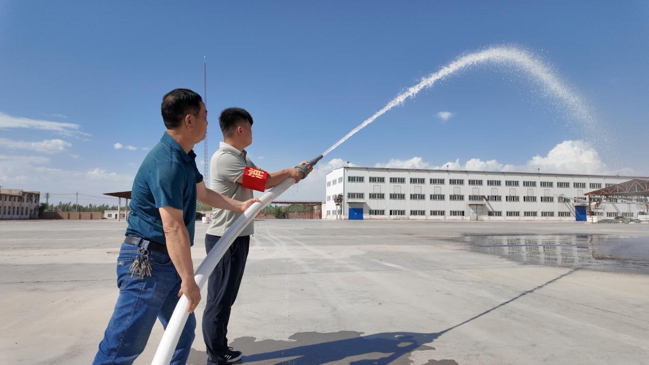 6月11日,新疆准噶尔棉麻有限公司芳草湖六场分公司员工正在操作高压水枪。方俊杰 摄