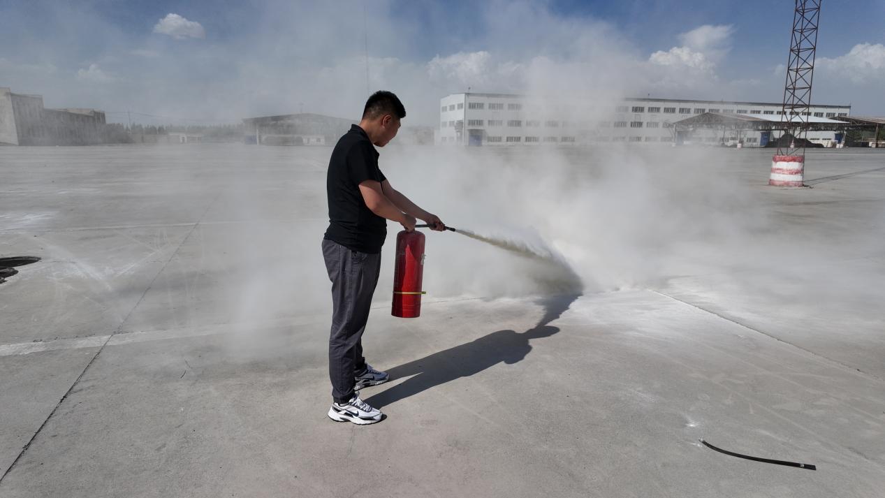 6月11日,新疆准噶尔棉麻有限公司芳草湖六场分公司员工正在操作消防器材。方俊杰 摄