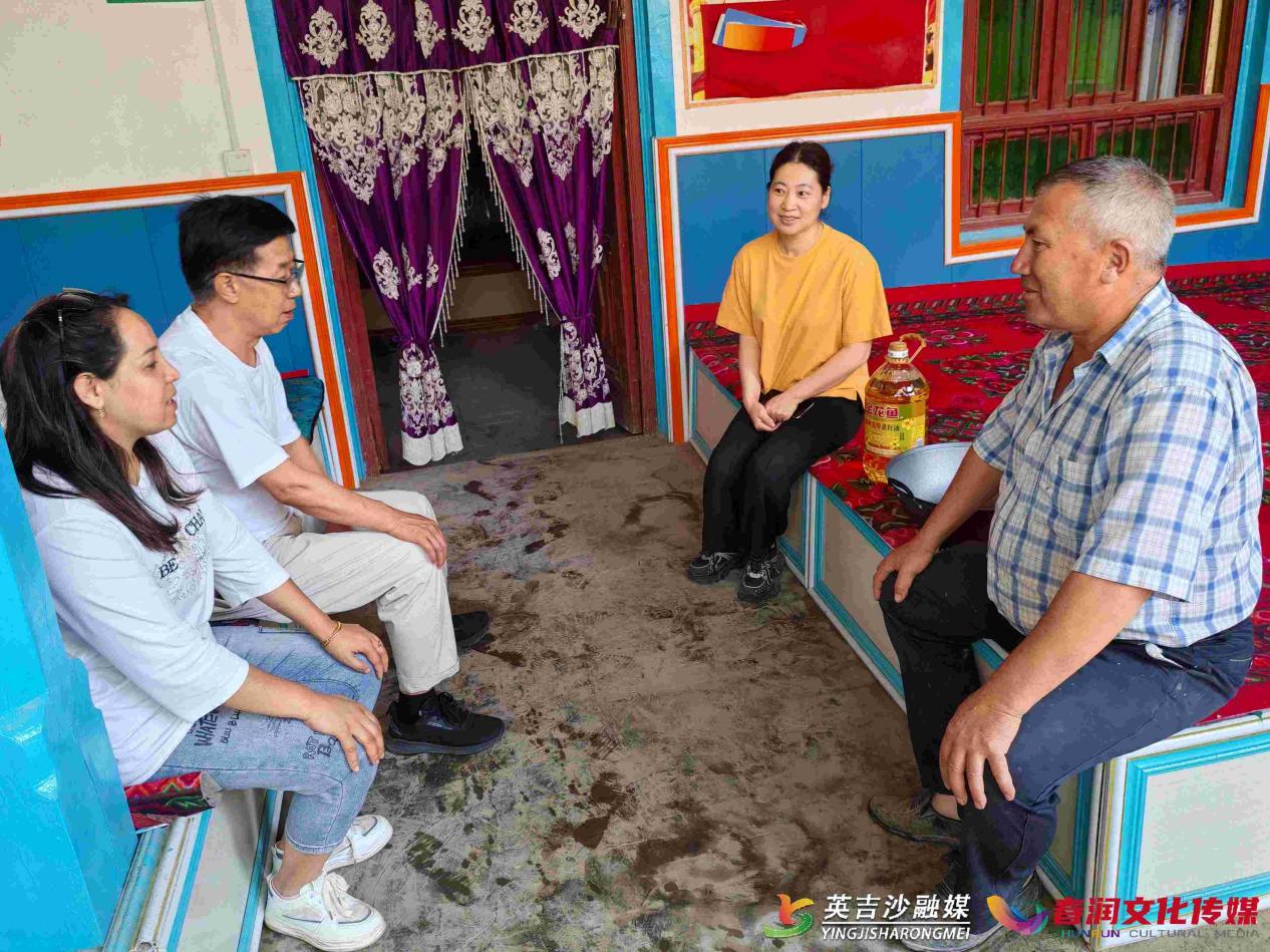 色提力乡夏库勒都玛(9)村驻村工作队和村“两委”干部带着米、面、油等生活用品开展古尔邦节慰问送温暖(1)