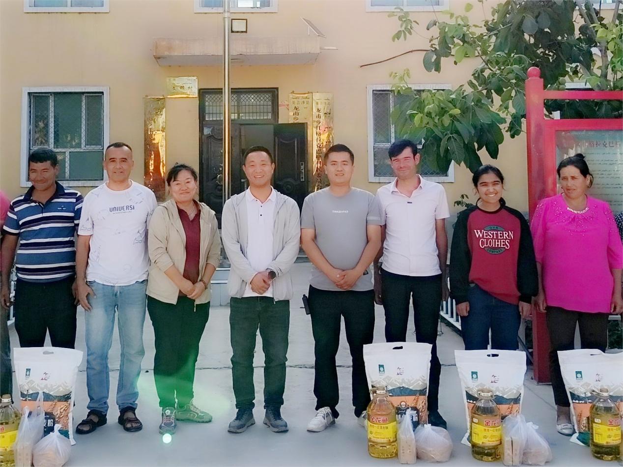 自治区教育厅驻龙甫乡莫尕勒艾日克村工作队在古尔邦节前夕慰问辖区困难群众