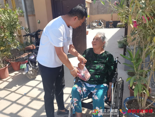 英吉沙县金久建材有限责任公司慰问芒辛镇各村困难家庭