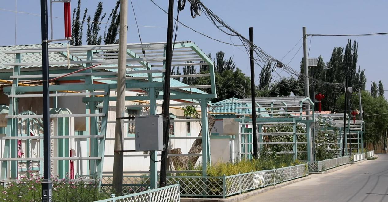 道路两旁是崭新、色彩明亮又整齐划一的房屋