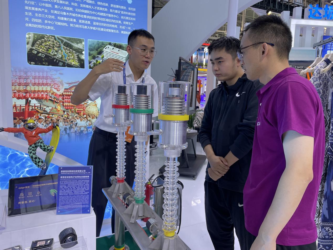 2023年8月17日,国网新疆电力3项科技创新成果亮相2023(中国)亚欧商品贸易博览会。(唐毅轩 摄)