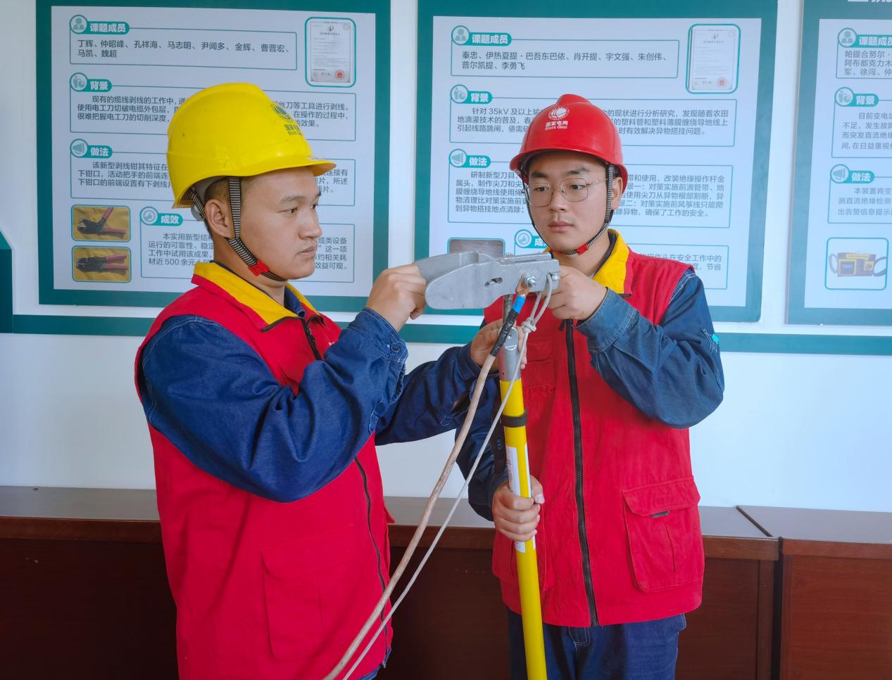 国网伊犁伊河供电公司“秦忠创新工作室”团队成员正在改进创新便携式无人机挂线器。(姚强 摄)