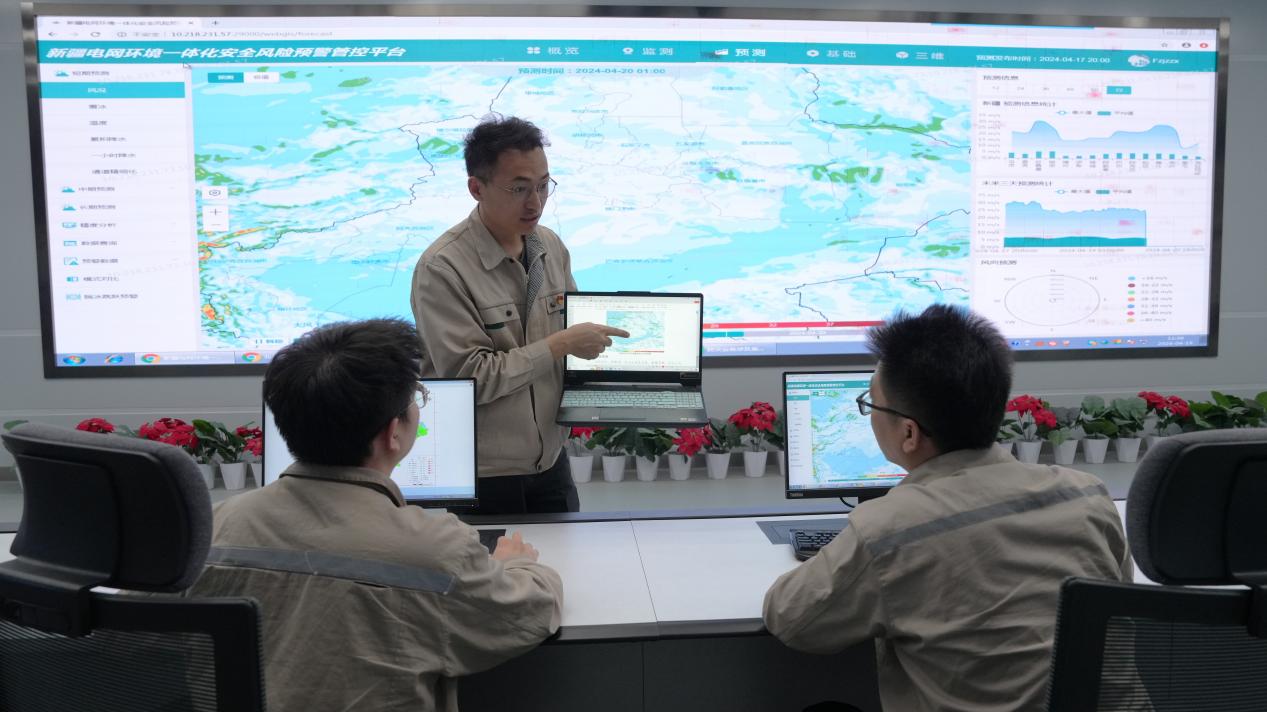 国网新疆电力防灾减灾中心滚动发布全疆气象预测预警信息 (唐毅轩 摄)