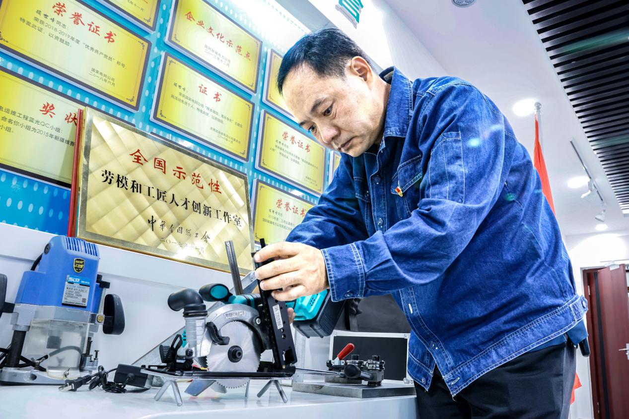 国网奎屯供电公司员工、全国示范性劳模工匠人才创新工作室领衔人顾世峰在创新工作室调试设备。(朱威 摄)