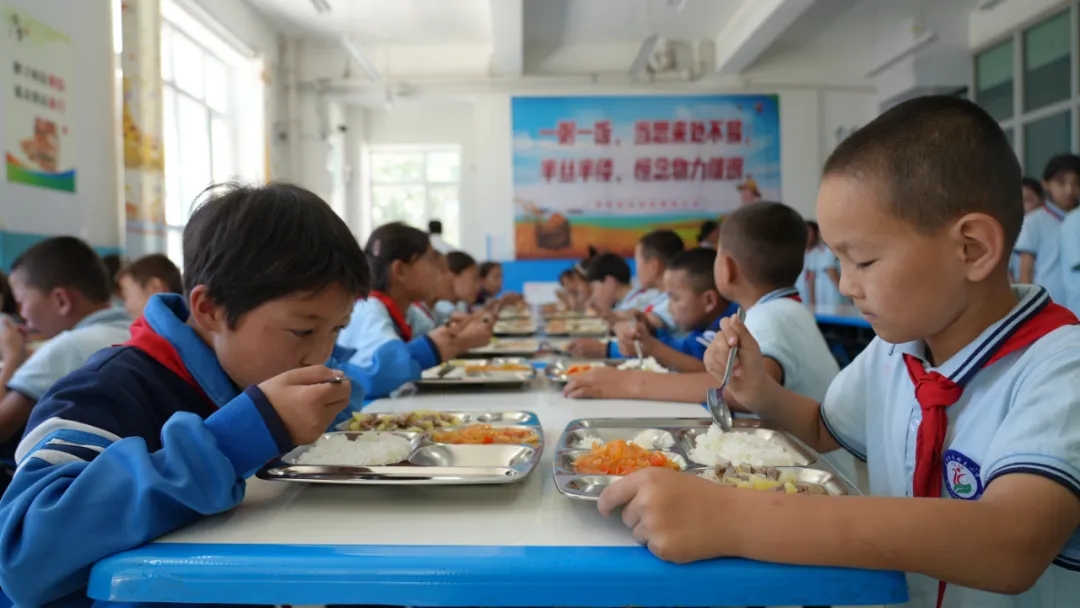 富蕴：强化学校食堂管理 让学生吃出&ldquo;幸福感&rdquo;2.webp