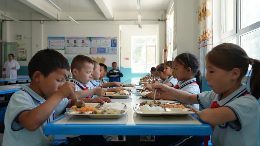 富蕴：强化学校食堂管理 让学生吃出&ldquo;幸福感&rdquo;3.webp
