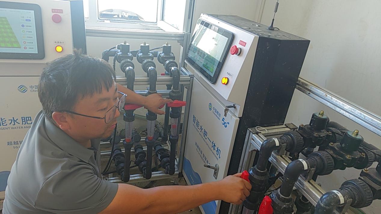 图为:7月3日,准噶尔棉麻有限公司技术人员正在操控水肥一体测设备为棉花滴水施肥。甘丽丽 摄