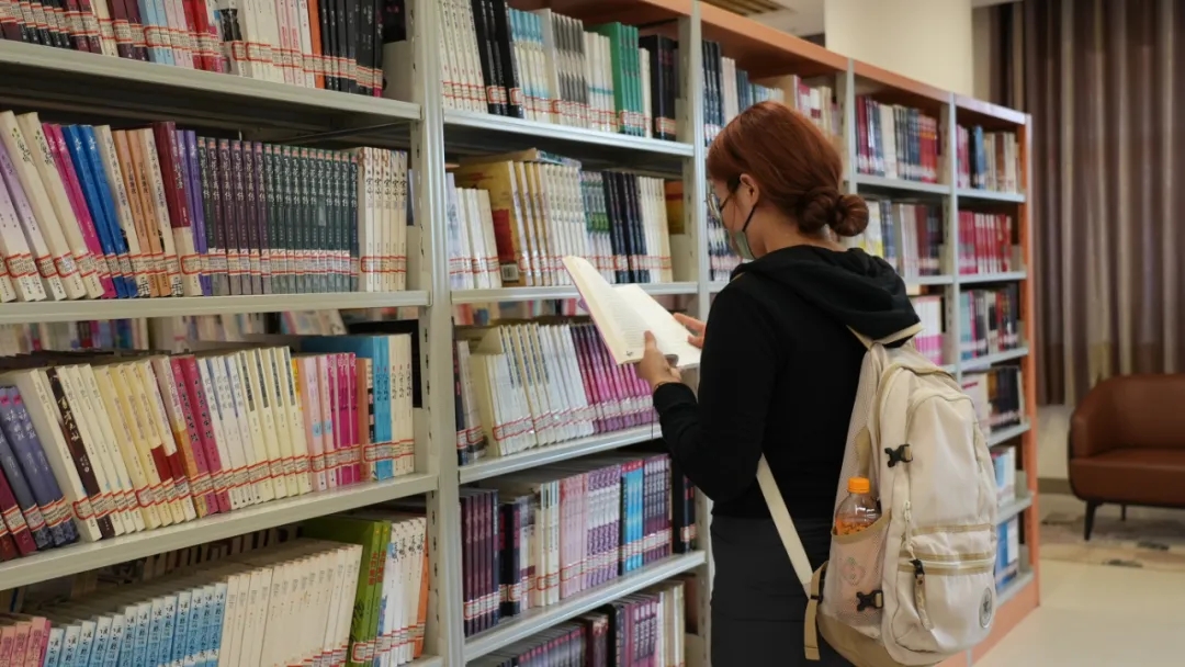 富蕴：暑假掀起读书热 全民阅读书香浓1.webp