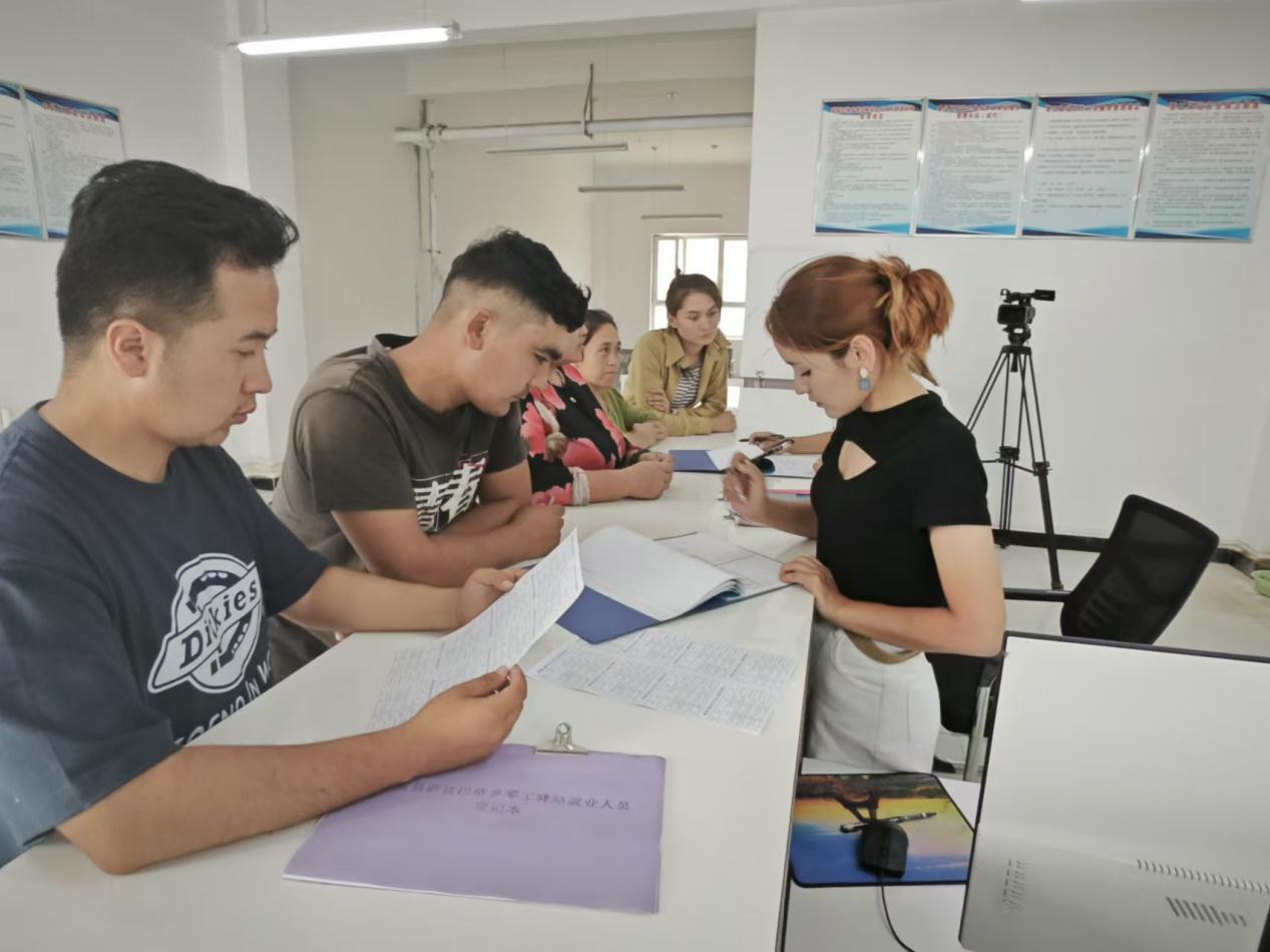 群众正在向工作人员咨询岗位信息。