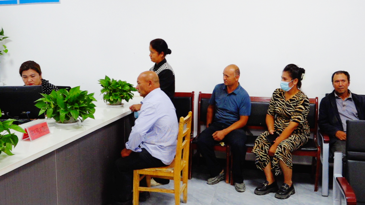 工作人员正在为群众办理就业相关业务。