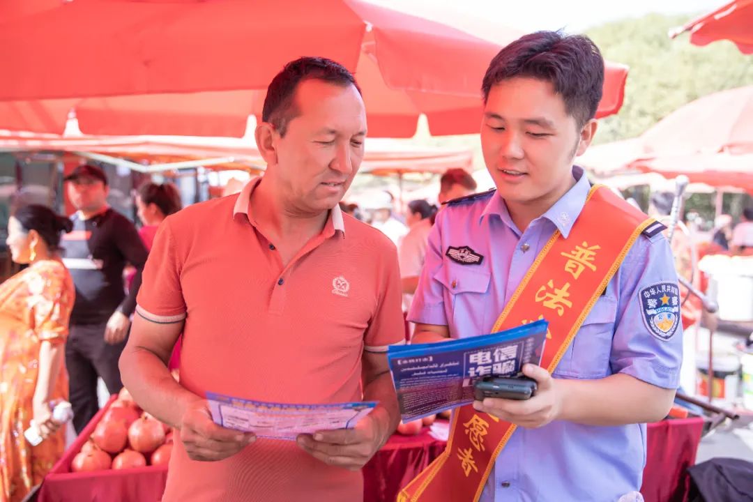 民警深入巴扎进行普法宣讲(阿布都拉·阿布都外力) (2)
