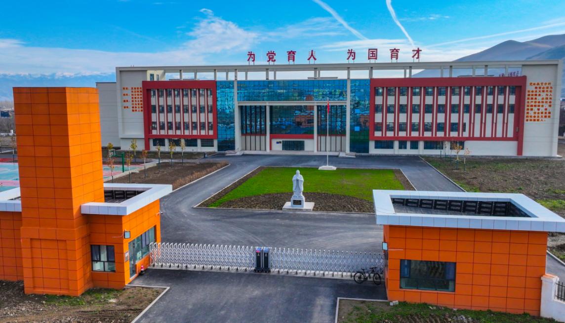 4.今年9月投入使用的新源县旭日中学。