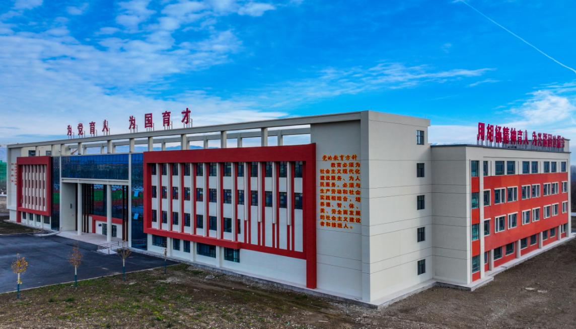 5.新源县旭日中学的教学楼。