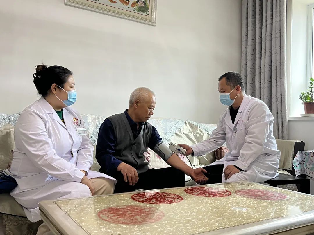 家庭医生上门服务贴心做好居民健康“守门人”-新华网