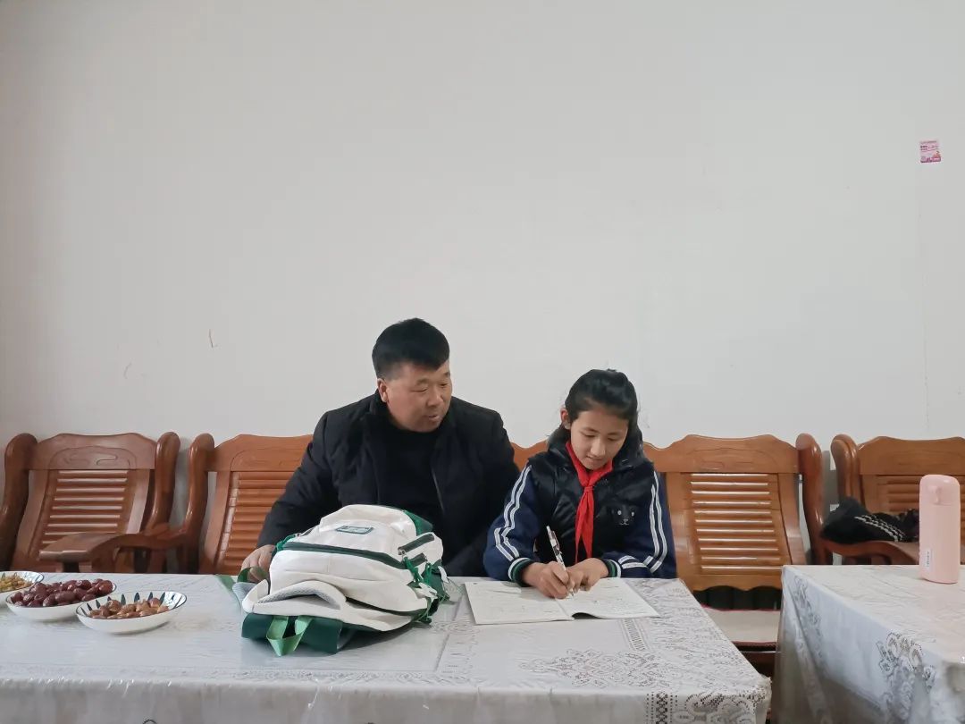 新华网新疆频道>正文6969在尼亚孜·巴拉提的家中,刘能勤和一家人