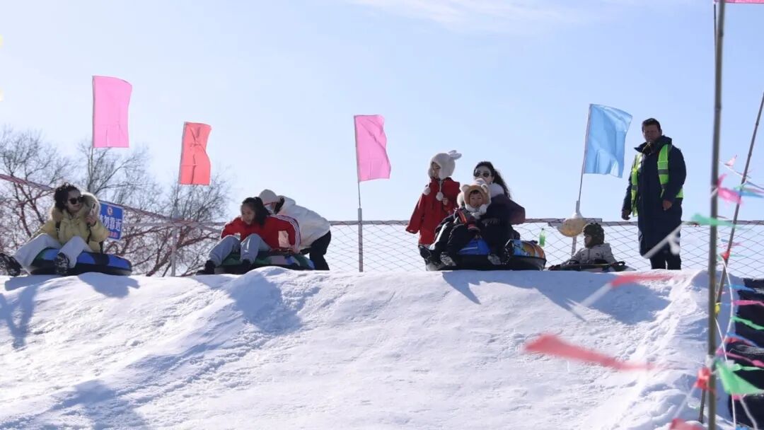 新疆巩留：塔村戏雪公园成亲子打卡新地标 - 新华网客户端
