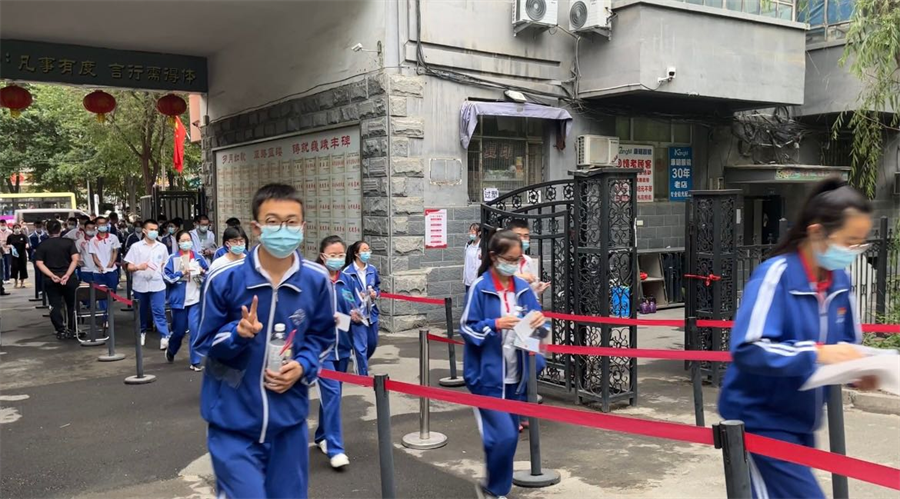 早上8点前后,在市第114中学考点记者看到,考生们陆续到达考点,手持