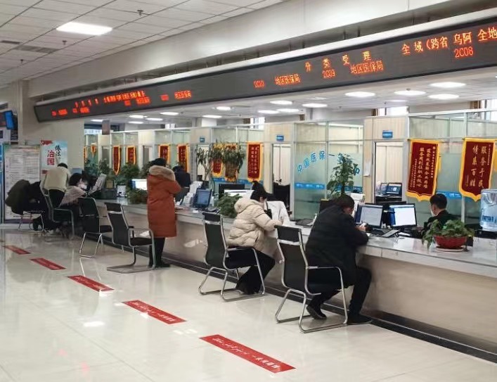 政务服务窗口忙 展现新年新气象