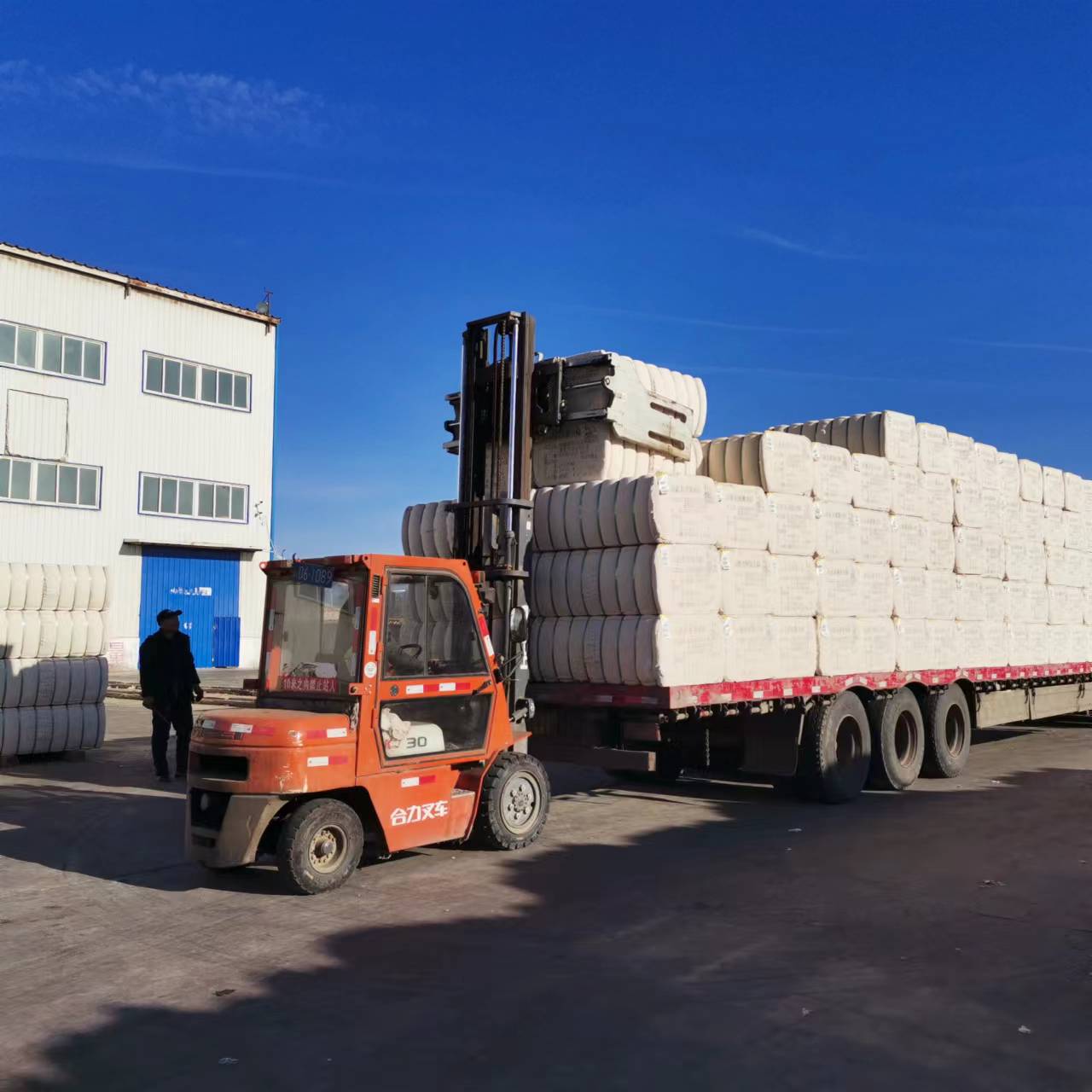 图为:12月6日,新疆准噶尔棉麻有限公司芳草湖五场分公司轧花厂正在装