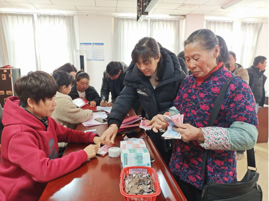 察布查尔县集体经济创收益村民分红笑开颜