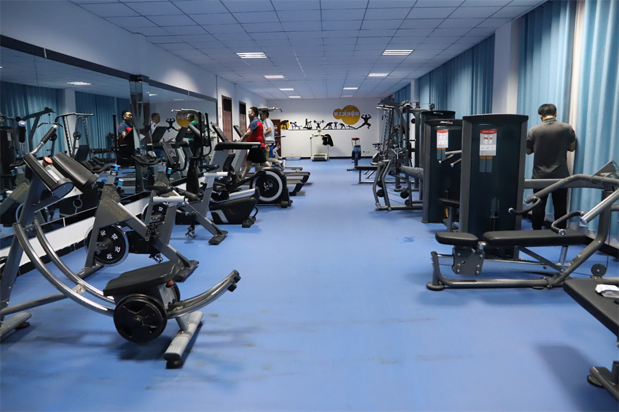 只见明亮,舒适的健身房内,众多爱好体育健身的干部,职工正在跑步机