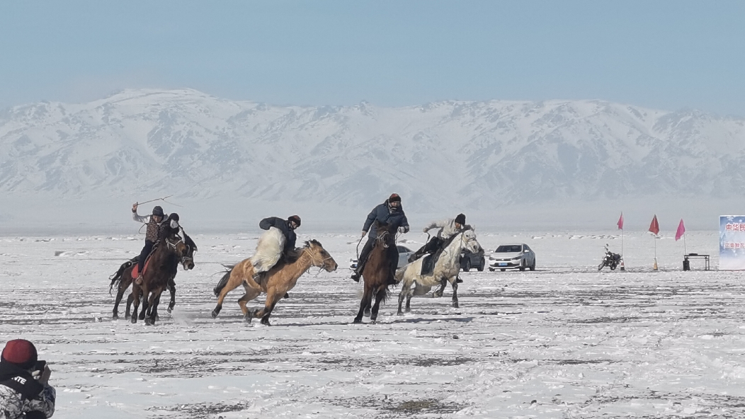和布克赛尔县举办冰雪舞魅草原盛会叼羊比赛