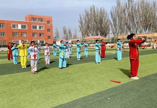 县文工团党支部书记日萨来提61托合提说:"3月初开始排练,各部门准备