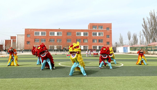 在城关乡中心小学排练现场,孩子们伴随着鼓点,或走或跳,舞着灵动的