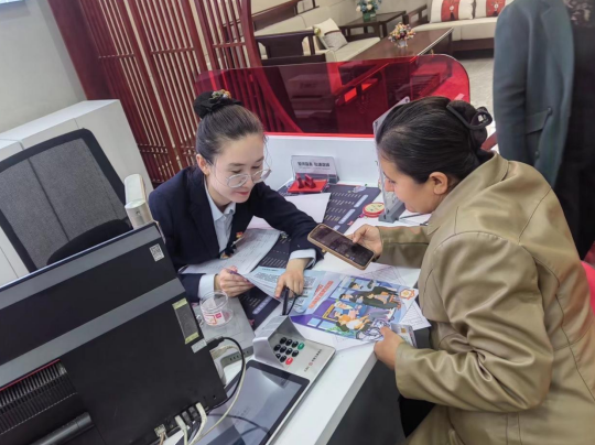 工商银行和田分行营业部依托工行驿站开展保护个人信息防诈拒赌反洗钱